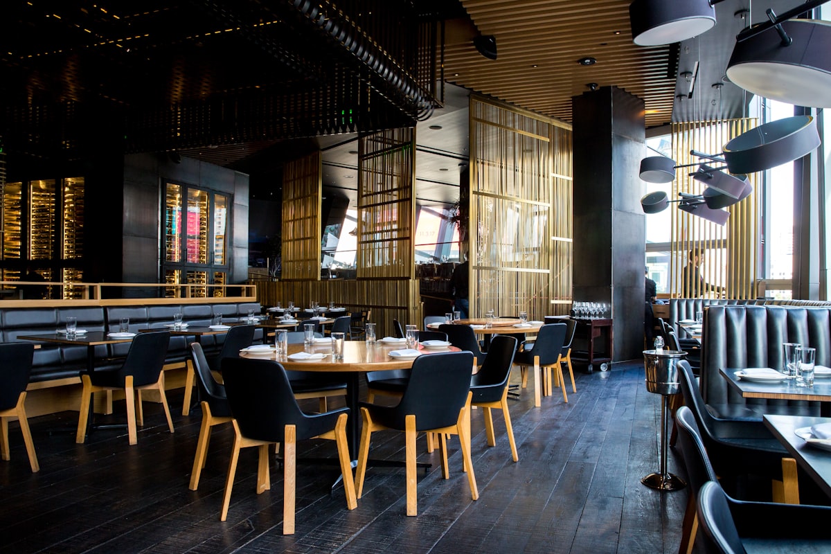 Interior de local gastronómico cálido